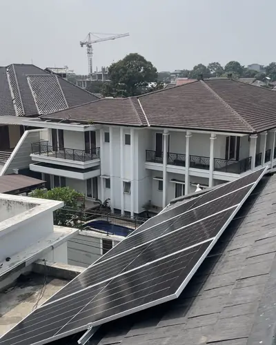 Instalasi panel surya di Jabodetabek oleh tim Ufuk Hijau Energi