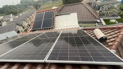Instalasi panel surya di Jabodetabek oleh tim Ufuk Hijau Energi