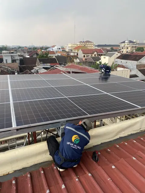 Komponen PLTS yang Kami Gunakan: Panel Surya, Inverter & Baterai Pilihan Ufuk Hijau Energi