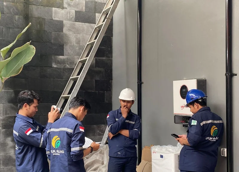 Teknisi Ufuk Hijau Energi menangani instalasi inverter PLTS pada pelatihan Academy