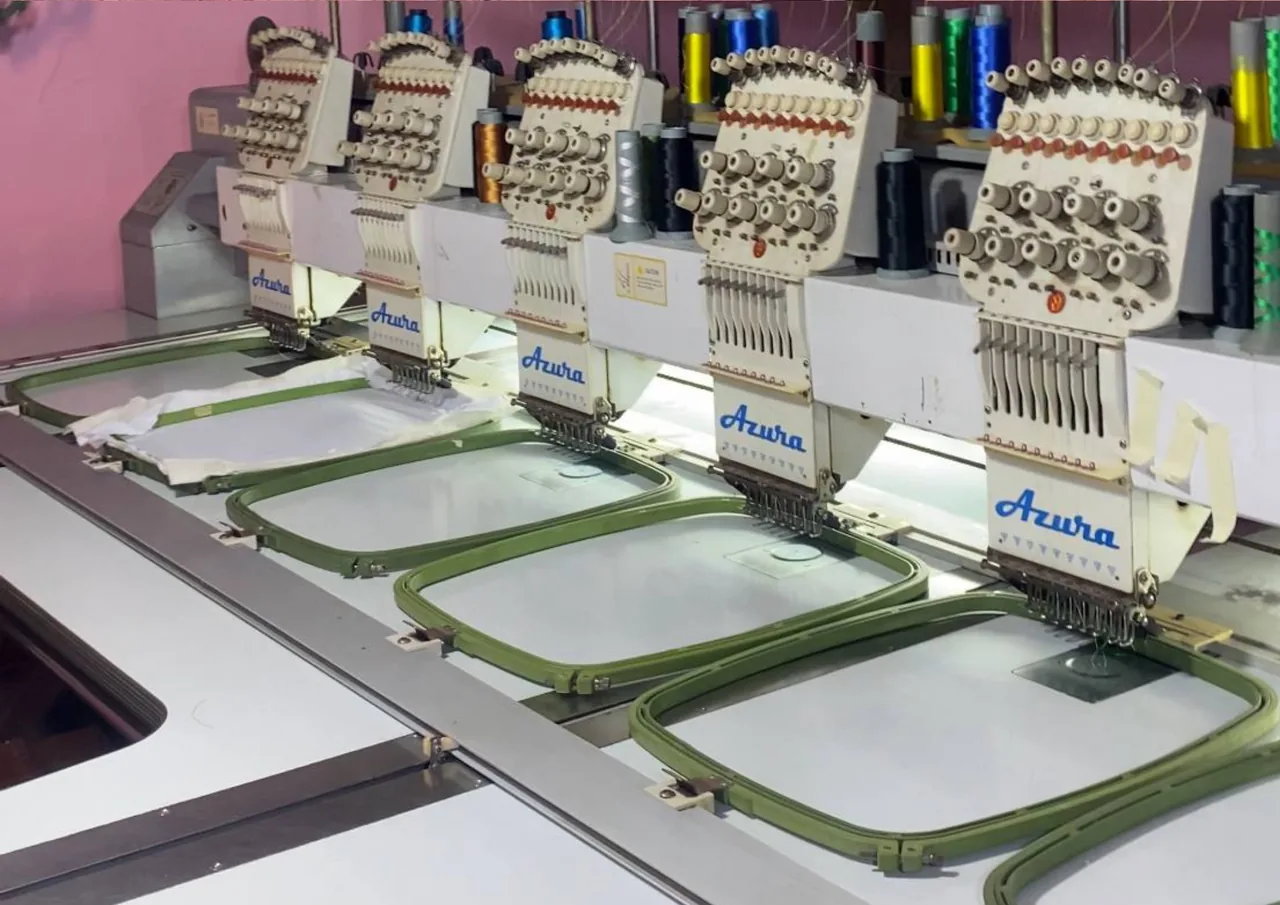 Mesin bordir di area produksi Konveksi Aflaha Hijab yang memakai PLTS