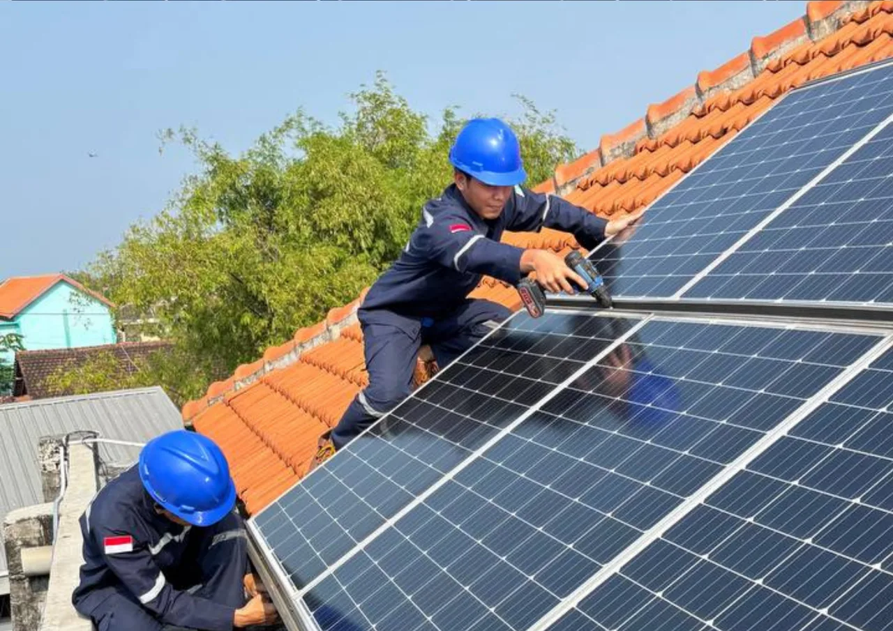 Teknisi Ufuk Hijau Energi memasang panel surya di SD IT El-Haq Sidoarjo