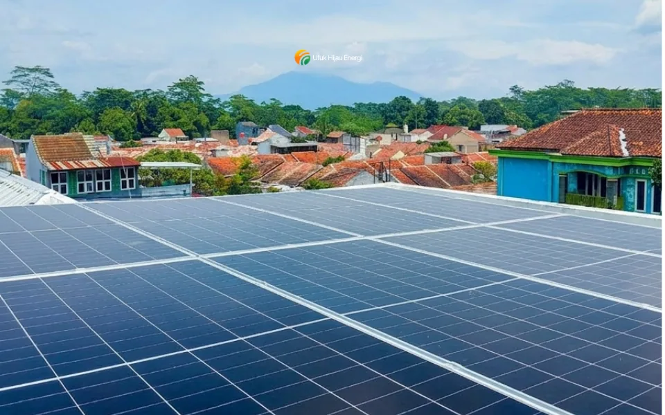 Instalasi PLTS 5 kWp di atap Kantor Bigissimo Salatiga oleh Ufuk Hijau Energi