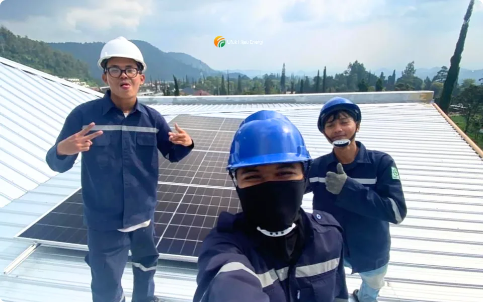 Tim Ufuk Hijau Energi di atap proyek PLTS PT Lawu Group Karanganyar